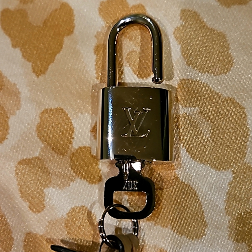 Authetic Louis Vuitton Lock,key and clochette